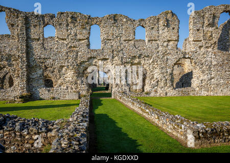 Les ruines du château d'Acre Priory datent de 1090 et abritent l'ordre cluniaque des moines à Norfolk, Angleterre, Royaume-Uni. Banque D'Images