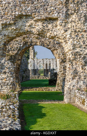 Les ruines du château d'Acre Priory datent de 1090 et abritent l'ordre cluniaque des moines à Norfolk, Angleterre, Royaume-Uni. Banque D'Images