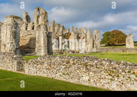 Les ruines du château d'Acre Priory datent de 1090 et abritent l'ordre cluniaque des moines à Norfolk, Angleterre, Royaume-Uni. Banque D'Images