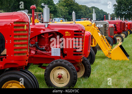 Rangée de tracteurs Massey-Harris depuis les années 50 et 60, y compris un 44 1950 ds 2017 poignée à partir de Norfolk club show, au Royaume-Uni. Banque D'Images