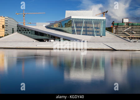 Opéra d'Oslo, Norvège. situé dans le quartier de bjorvika, à la tête de l'Oslofjord, il a été conçu par snohetta et achevé en 2007. Banque D'Images