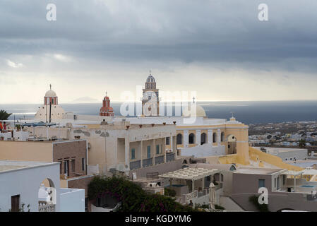 Vue d'Oia à Santorin, Grèce sur une journée nuageuse. Banque D'Images