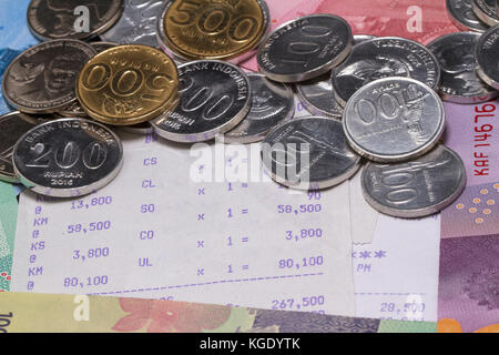 Argent de poche et paiement illustré avec des pièces de monnaie, des billets de banque et du papier de reçu Banque D'Images