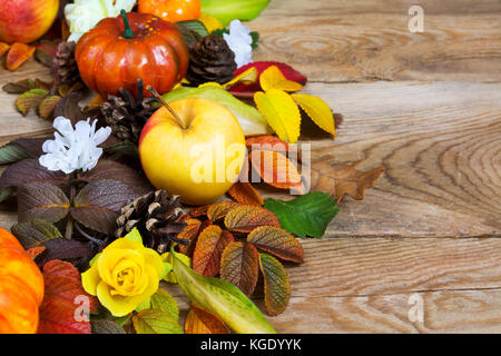 Couronne de grâce avec yellow apple et rose sur le fond en bois rustique Banque D'Images