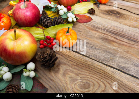 Message d'automne ou de l'action de fond avec la citrouille, les pommes, les feuilles d'automne et baies blanches sur la vieille table en bois, copy space Banque D'Images