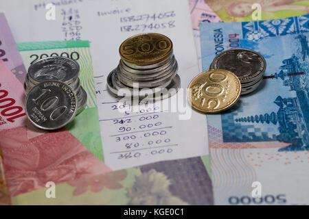 Argent de poche et paiement illustré avec des pièces de monnaie, des billets de banque et le calcul des dépenses à la main Banque D'Images