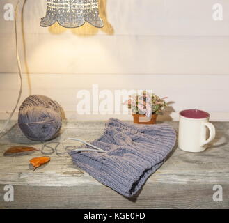 Automne fond, mitaines de laine, feuilles colorées, succulentes, tasse de café sur une table en bois vintage lampe rétro et Banque D'Images