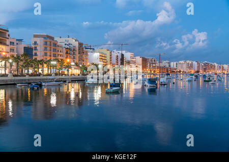 Uferpromenade le strand und Hafen in der abenddämmerung, Sliema bei Valletta, Malte | promenade le Strand et port de Sliema, près de la valette à du Banque D'Images