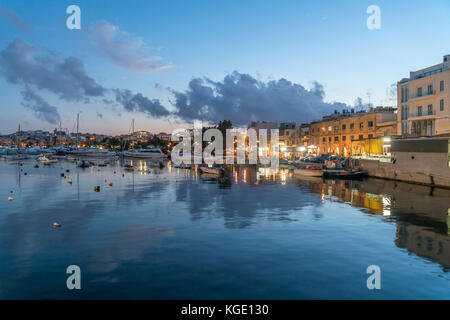 Uferpromenade le strand und Hafen in der abenddämmerung, Sliema bei Valletta, Malte | promenade le Strand et port de Sliema, près de la valette à du Banque D'Images