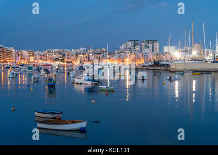 Stadtansicht hafen und in der abenddämmerung, Sliema bei Valletta, Malte | ville et port de Sliema, près de la Valette, Malte au crépuscule Banque D'Images