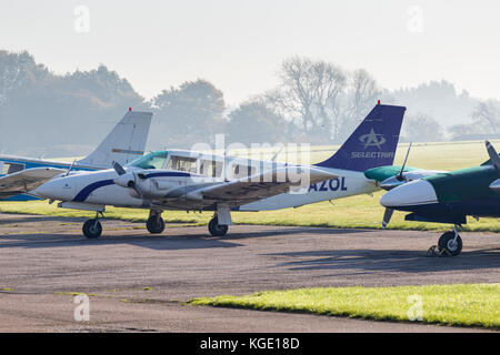 G-AZOL un Piper Seneca II PA34-200 stationné à l'Aérodrome de Stapleford Banque D'Images