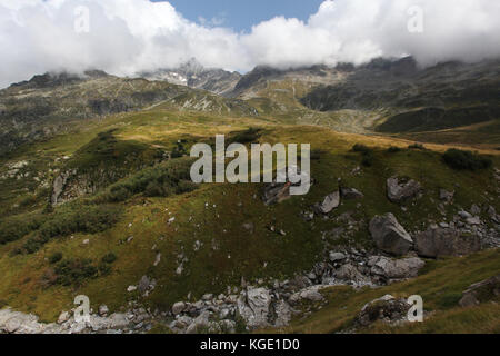 Des panoramas incroyables de sommets de montagne, les glaciers et les forêts autour du mont blanc en europe - Italie, France et suisse pour les randonneurs. Banque D'Images