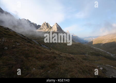 Des panoramas incroyables de sommets de montagne, les glaciers et les forêts autour du mont blanc en europe - Italie, France et suisse pour les randonneurs. Banque D'Images