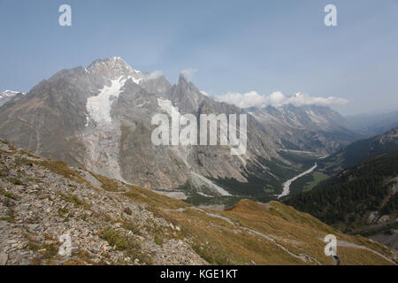 Des panoramas incroyables de sommets de montagne, les glaciers et les forêts autour du mont blanc en europe - Italie, France et suisse pour les randonneurs. Banque D'Images