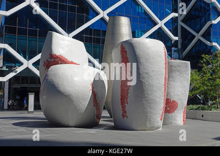 Sculpture 'Anemone" créé en 2009 par Anton James, Barangaroo, Sydney, NSW, Australie. Quatre des "formes" d'aération de dissimuler un sous-sol, parking. Banque D'Images