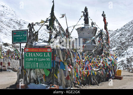 Le Chang La est un col de haute montagne au Ladakh, Inde. C'est prétendu être la deuxième plus haute route carrossable au monde. Banque D'Images