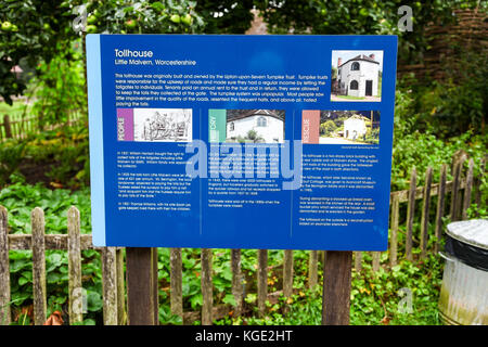 Un panneau expliquant l'histoire de l'ancienne petite maison sans frais au Malvern Museum d'Avoncroft des bâtiments, Bromsgrove, Worcestershire, Angleterre, RU Banque D'Images