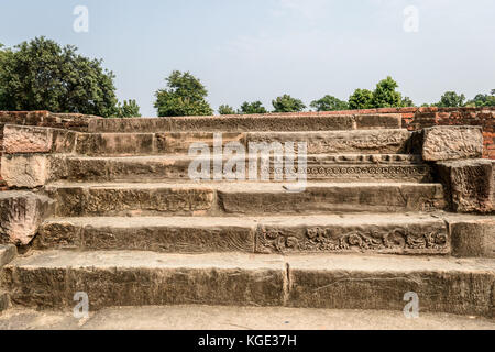 Les escaliers en ruines de stupa dhamek, situé à Sarnath, Varanasi, Inde Banque D'Images