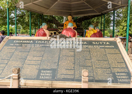 Le pavattana dharmma chakka sutta autographe avec sculpture de gautam bouddha dans la prédication de mode avec ses disciples à Banque D'Images