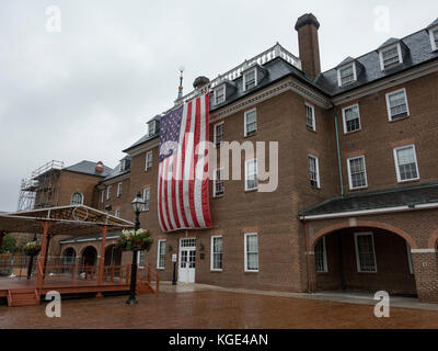 Grand drapeau américain suspendu à l'Hôtel de Ville d'Alexandria de Alexandria, Virginia, United States. Banque D'Images