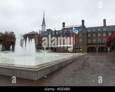 Grand drapeau américain suspendu à l'Hôtel de Ville d'Alexandria de Alexandria, Virginia, United States. Banque D'Images