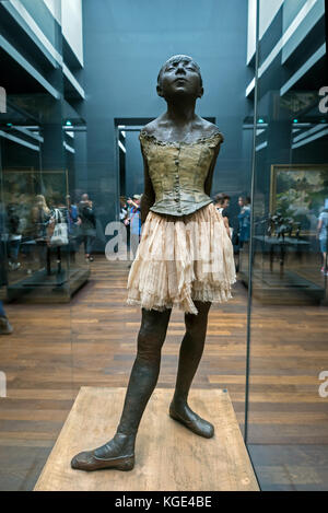 Petite danseuse de quatorze ans, une sculpture d'Edgar Degas, 1881, dans le musée d'Orsay, Paris, France. Banque D'Images