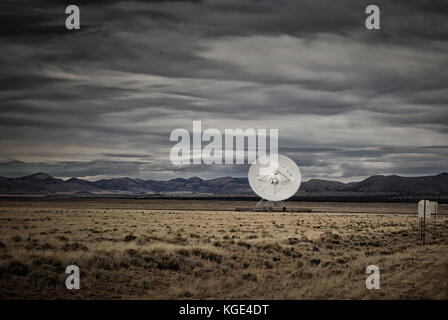 À la Karl G. Jansky Very Large Array (VLA) près de Socorro, Nouveau Mexique -- 27 radiotélescopes déployés dans une baie en forme de Y Banque D'Images