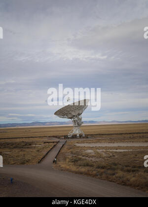À la Karl G. Jansky Very Large Array (VLA) près de Socorro, Nouveau Mexique -- 27 radiotélescopes déployés dans une baie en forme de Y Banque D'Images