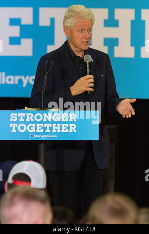 Reading, PA - 28 octobre 2016 : l'ancien président Bill Clinton a dit qu'il est fier de son épouse Hillary's slogan de campagne "plus forts ensemble" pendant le discours Banque D'Images