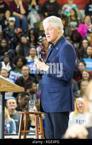 Reading, PA - 28 octobre 2016 : l'ancien président américain Bill Clinton agite la foule lors d'un rallye pour son épouse Hillary à albright college. Banque D'Images