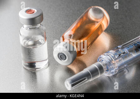 Plusieurs flacons et seringue en laboratoire, conceptual image Banque D'Images