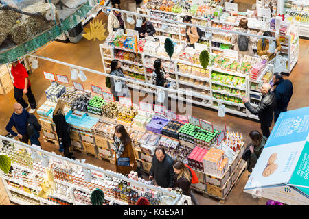 Eataly est une chaîne de supermarché vendant les produits liés à la gastronomie italienne. Ce supermarché est situé dans le quartier de Porta Garibaldi, Milan Banque D'Images