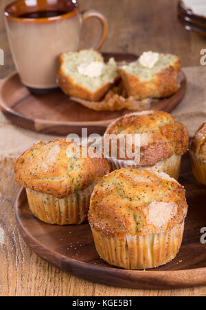 Lemon poppy seed muffins sur une plaque de bois Banque D'Images
