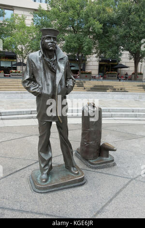 Le marin solitaire, une sculpture en bronze, (par Stanley Bleifeld, United States Navy Memorial à Washington, D.C. Banque D'Images