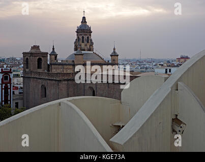 Vue sur la tombée de la skyline de Séville de coupoles et tours de la passerelle sur le Metropol Parasol 'l' Champignons Séville, Espagne Banque D'Images