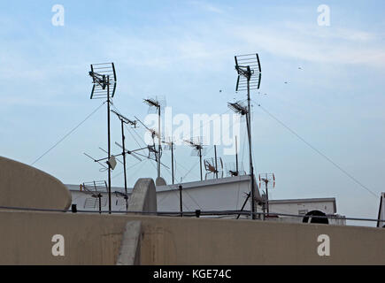 Vue sur la tombée de la skyline de Séville avec une forêt d'antennes de télévision à partir de la passerelle sur le Metropol Parasol 'l' Champignons Séville, Espagne Banque D'Images