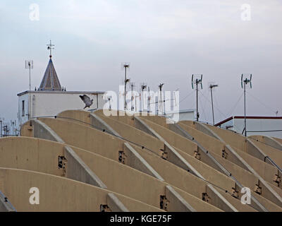 Vue sur la tombée de la skyline de Séville avec une forêt d'antennes de télévision à partir de la passerelle sur le Metropol Parasol 'l' Champignons Séville, Espagne Banque D'Images