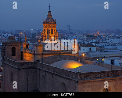 Vue sur la tombée de la skyline de Séville avec dômes lumineux et tours de la passerelle sur le Metropol Parasol 'l' Champignons Séville, Espagne Banque D'Images