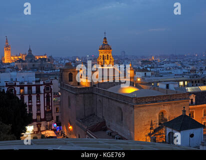 Vue sur la tombée de la skyline de Séville avec dômes lumineux et tours de la passerelle sur le Metropol Parasol 'l' Champignons Séville, Espagne Banque D'Images