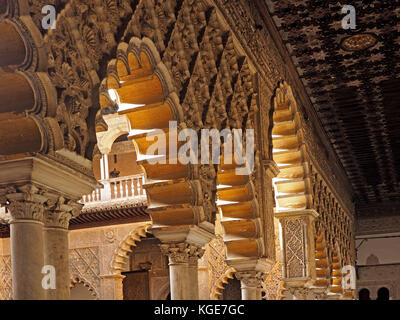 Galerie de plusieurs voûtes en plâtre complexe cour environnante au Royal Alcázar de Séville, Real Alcázar de Sevilla, Espagne Banque D'Images