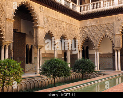 Galerie de plusieurs voûtes en plâtre complexe cour environnante au Royal Alcázar de Séville, Real Alcázar de Sevilla, Espagne Banque D'Images