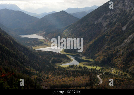 Vue de Richtstrichkopf vers les lacs Loedensee, Mittersee et Weitsee, près de Ruhpolding, Bavière, Allemagne Banque D'Images