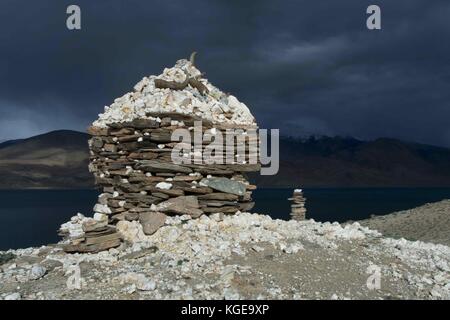 White Stone bouddhiste de stupa sur un fond de ciel bleu foncé, la Chine. Banque D'Images