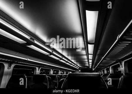 Dover, nj usa - 1 novembre 2017 : nouveau double-decker nj transit train de nuit avec des sièges vides, noir et blanc Banque D'Images