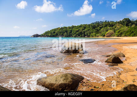 Cadre idyllique plage vide dans l'île de tioman en mer de Chine du sud en Malaisie lors d'une journée ensoleillée en Asie du sud-est. Banque D'Images