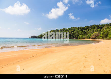 Cadre idyllique plage vide dans l'île de tioman en mer de Chine du sud en Malaisie lors d'une journée ensoleillée en Asie du sud-est. Banque D'Images