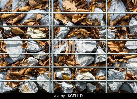 Gabions fil rock fence. cage métallique remplis de pierres. texture background rock clôture avec cage. Banque D'Images