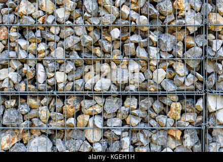 Gabions fil rock fence. cage métallique remplis de pierres. texture background rock clôture avec cage. Banque D'Images