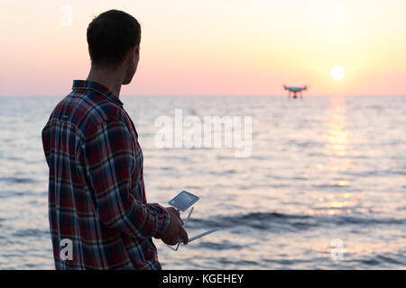 L'homme lance un bourdon sur la plage Banque D'Images