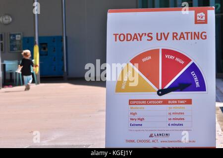 Score uv à l'extrême à la mi-journée à la piscine, riverway Townsville, Queensland, Australie Banque D'Images